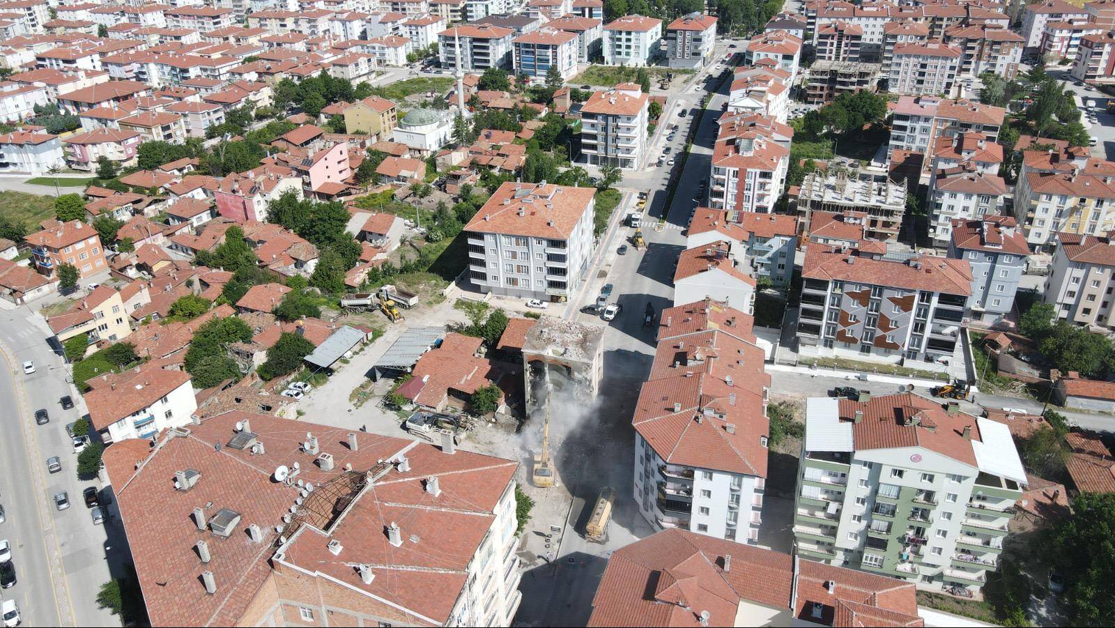 Yol ortasında kalan bir bina daha yıkıldı