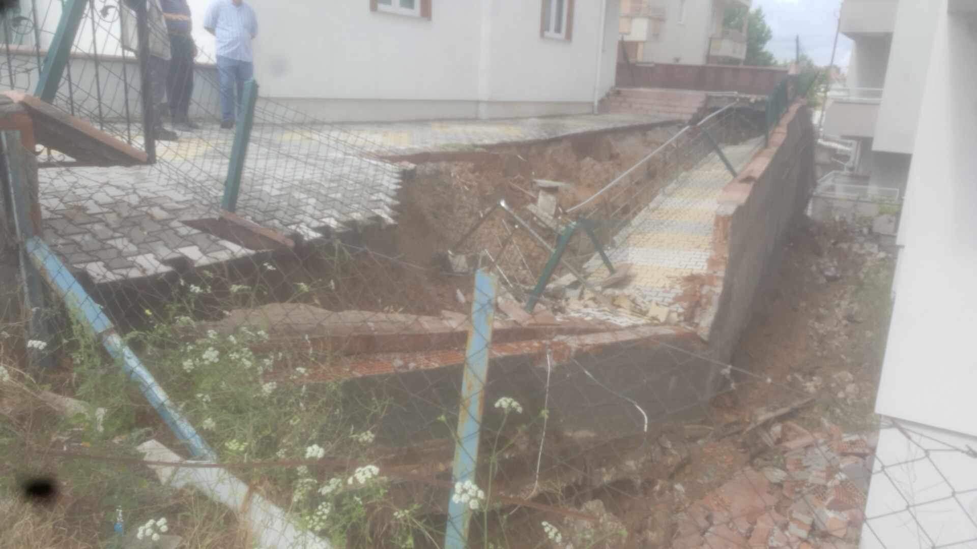 İSTİNAT DUVARI YAĞMURA DAYANAMADI