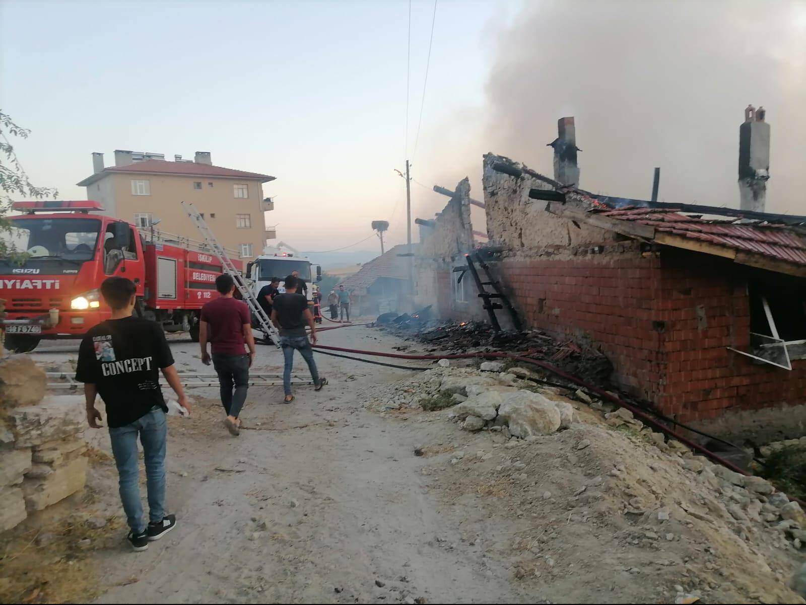 İSKİLİP’TE KÖY YANGINI BİR EV KÜLE DÖNDÜ