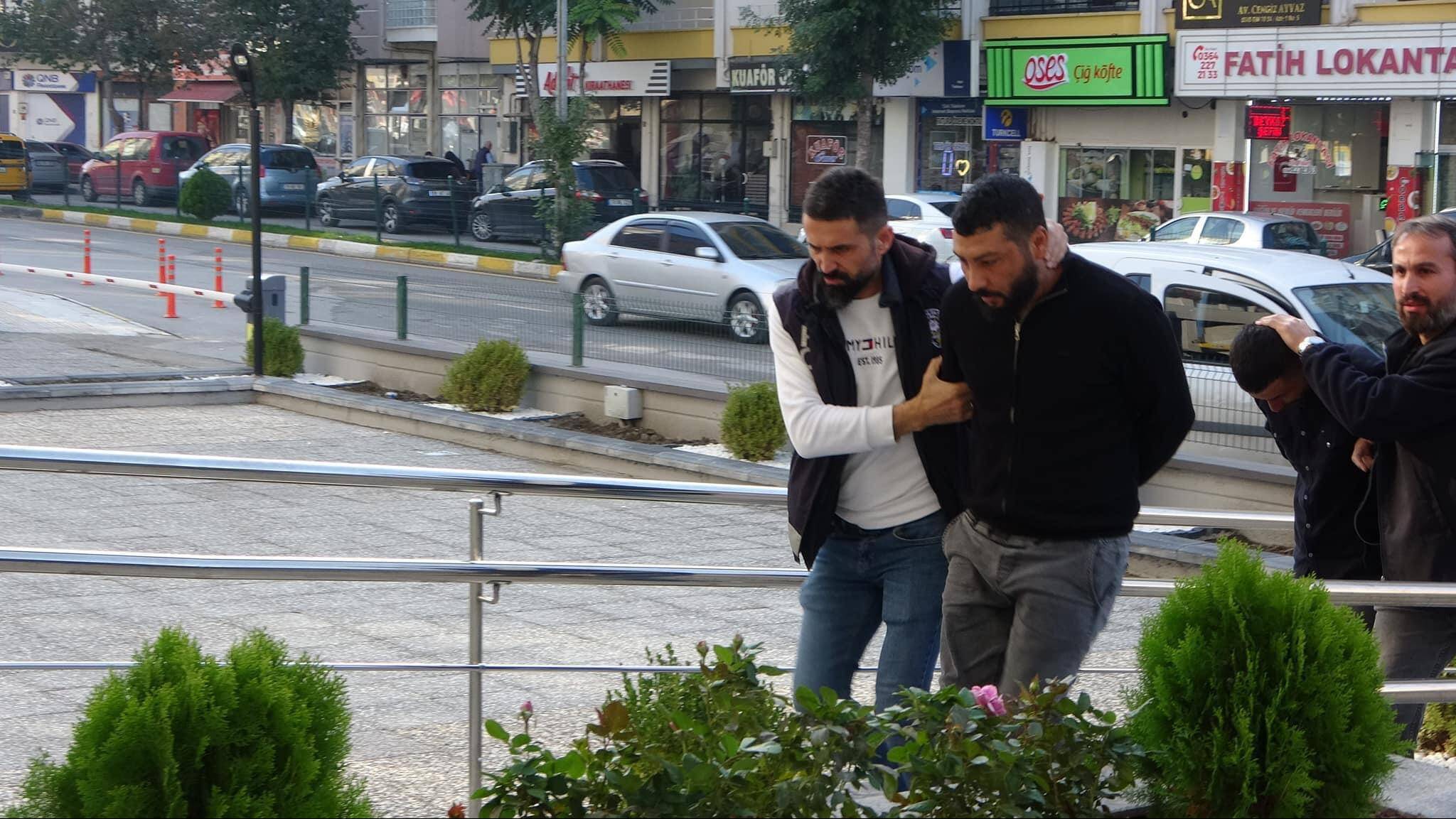 KAFASINA SİLAH DAYAYIPPARASINI GASP ETTİLER