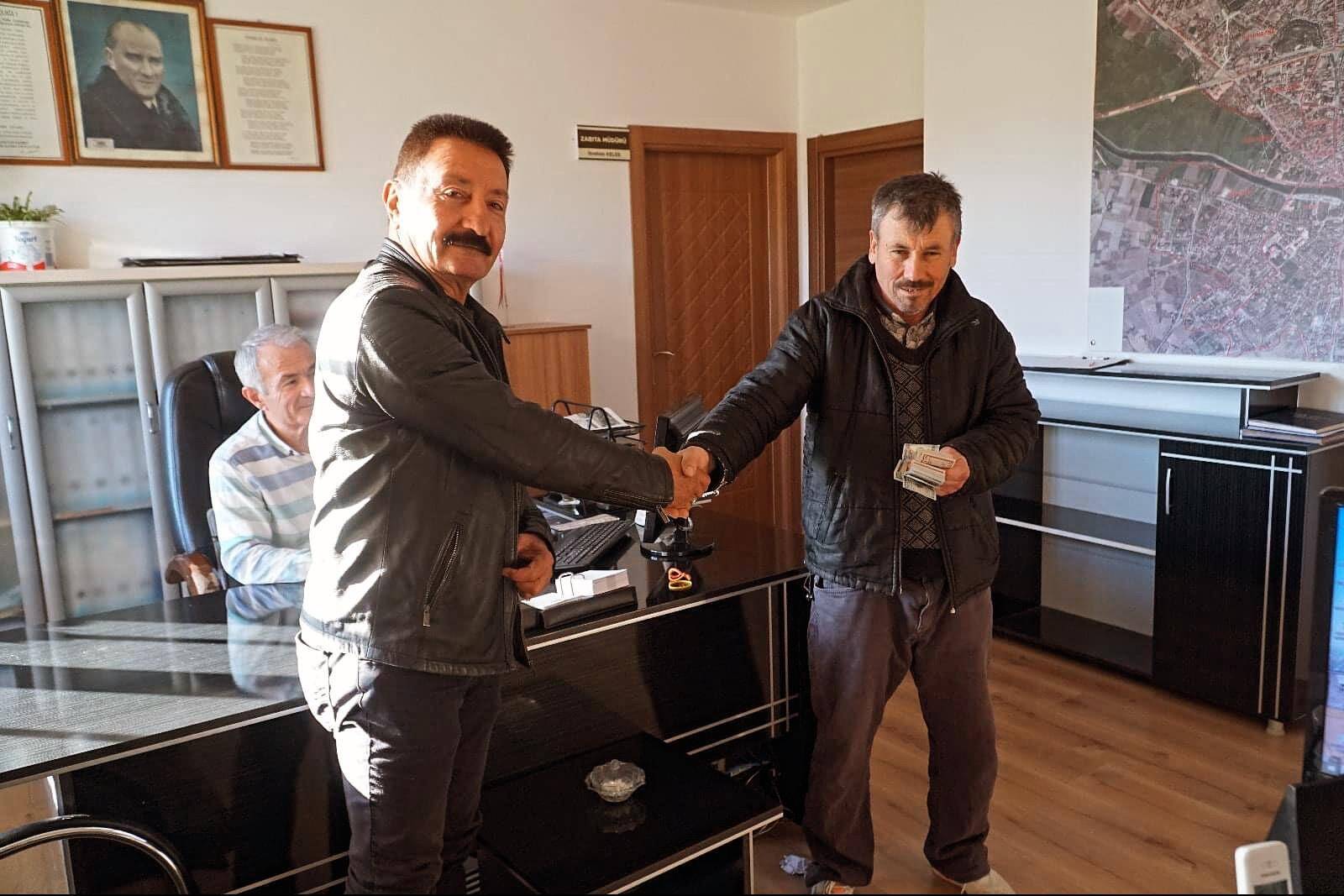 OSMANCIK’TA BULDUĞU 1050 DOLARI SAHİBİNE TESLİM ETTİ