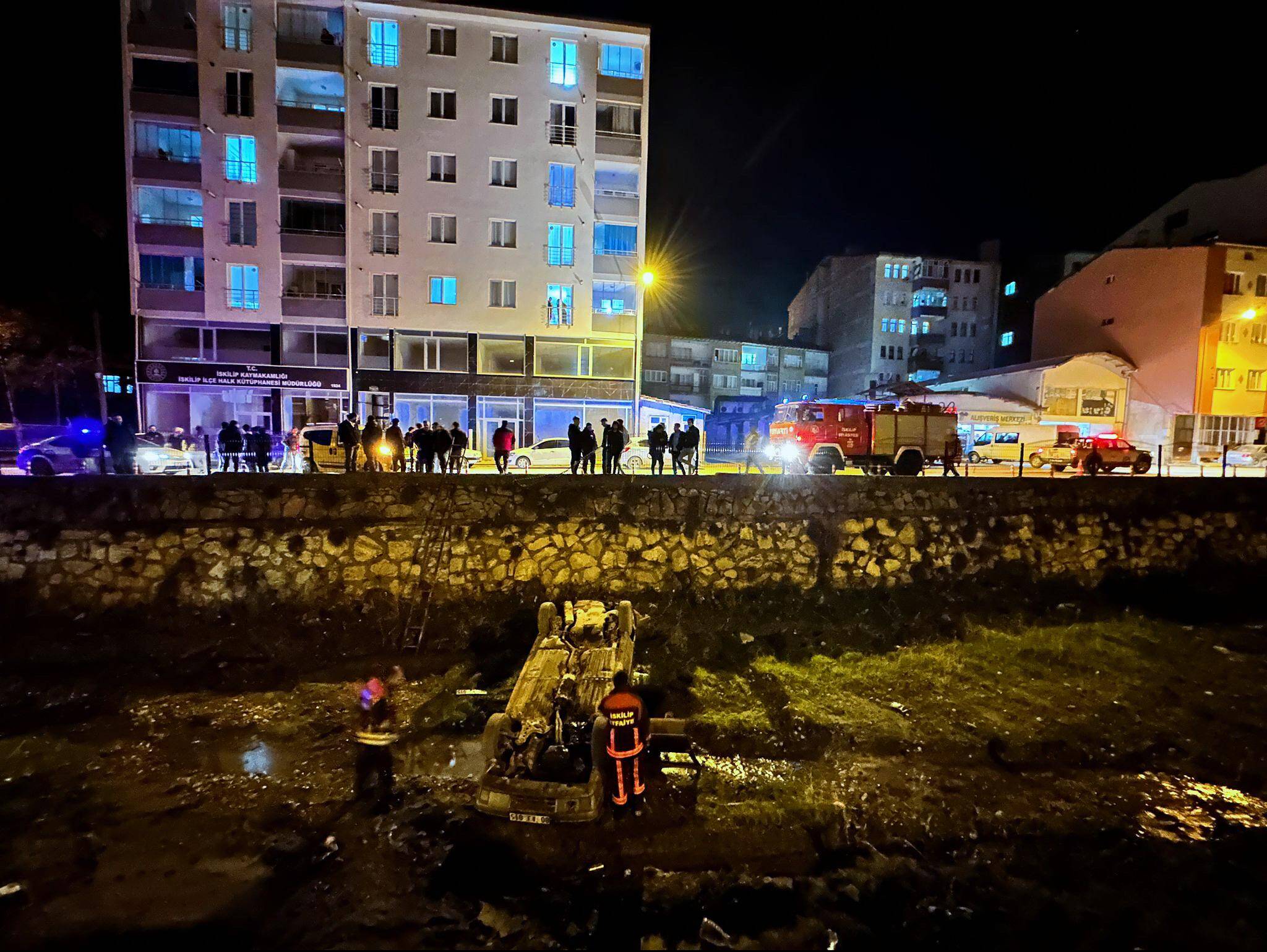 ÇAY YATAĞINA UÇAN ARAÇ KURTARILDI