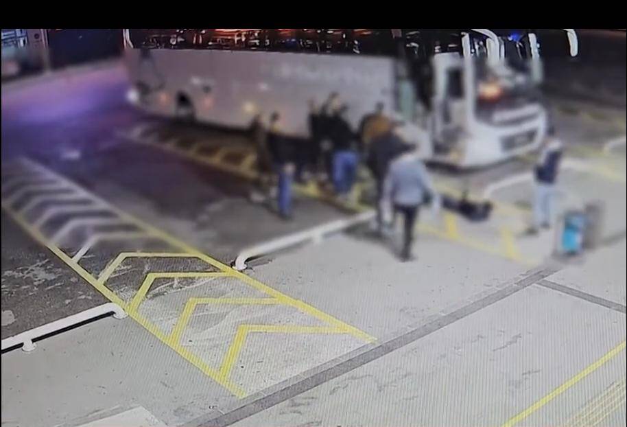 Muavin, yolcuyu tekme tokat dövdü!AMA KAMERADAN KAÇAMADI
