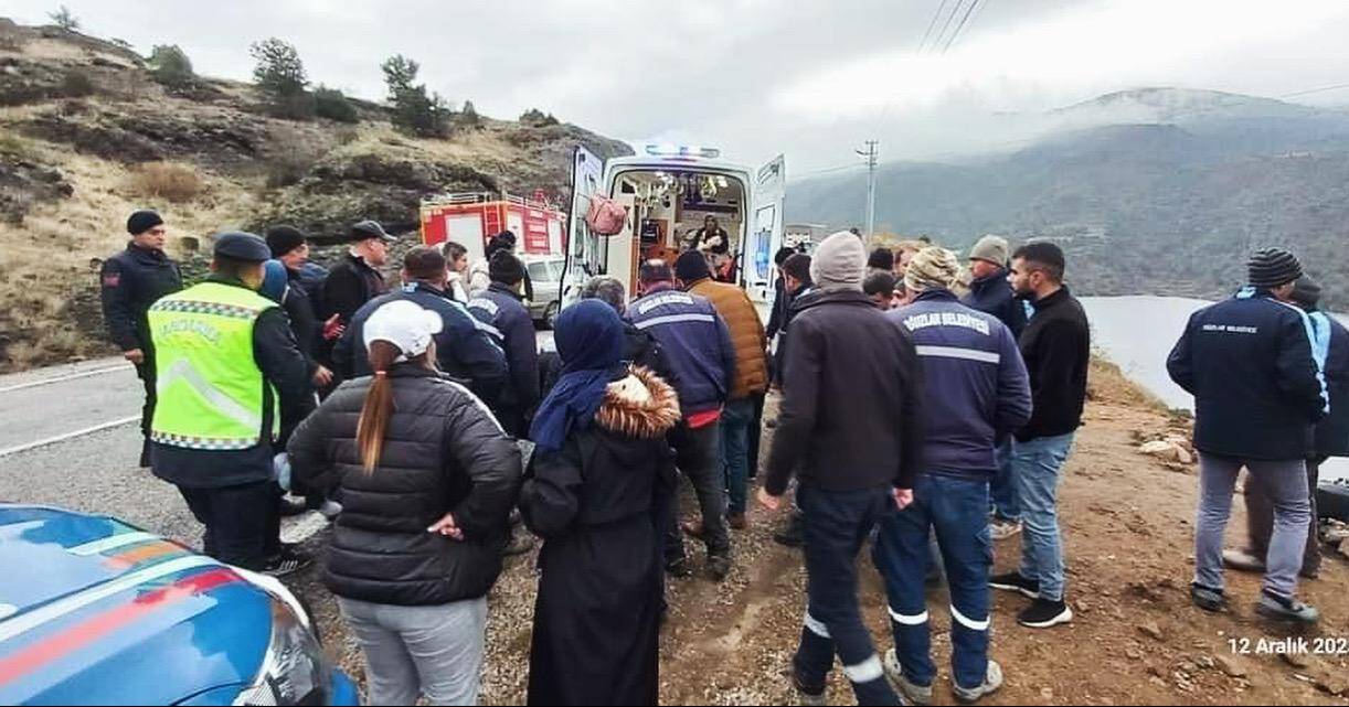 OTOMOBİLLE BARAJA DÜŞEN HEMŞİRE YÜZEREK KIYIYA ÇIKTI