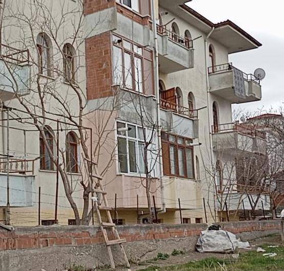 MERDİVENDEN DÜŞEREK HAYATINI KAYBETTİ