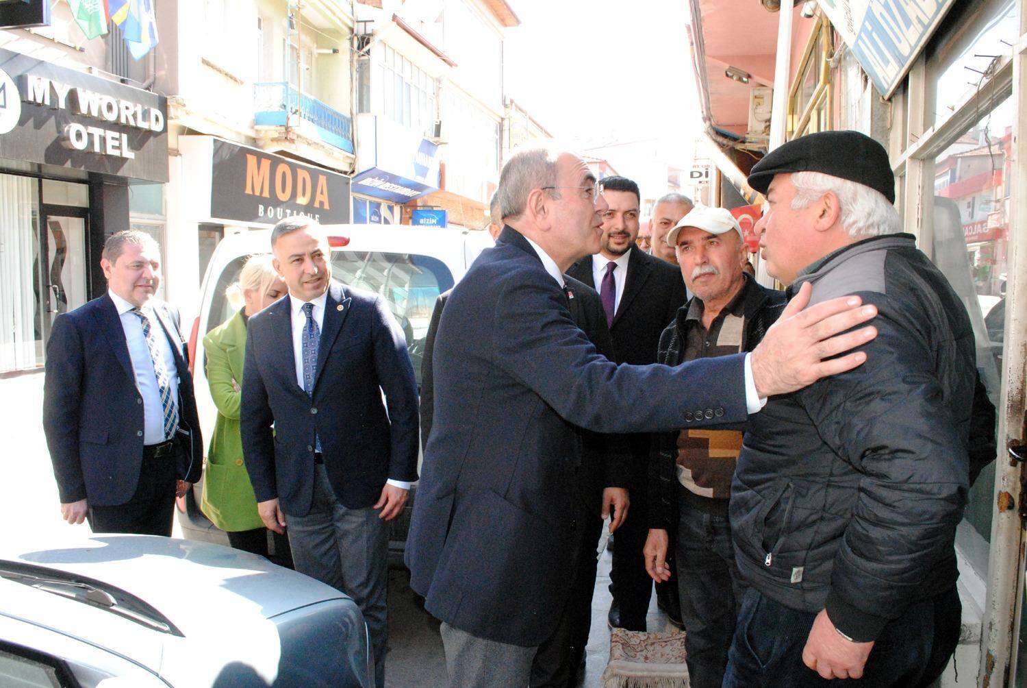 ESNAFTAN DERT DİNLEDİ,DERTLERİYLE DERTLENDİ