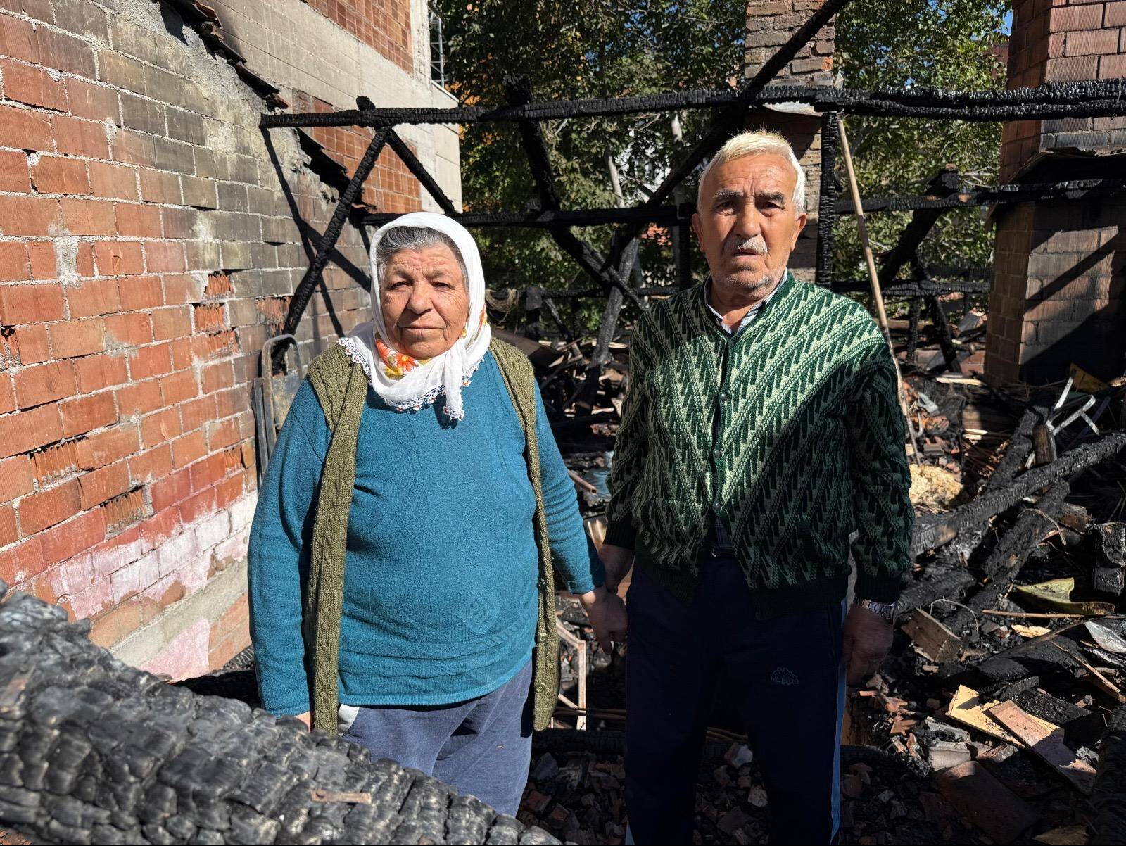 Yangın Sonrası Evsiz Kaldılar! Yaşlı Çift, Kanser Hastası Eşiyle Yardım Bekliyor