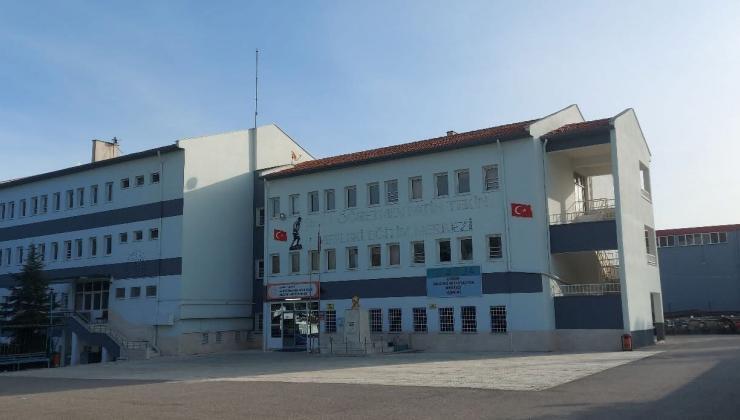 Eğitimde Bıçaklı Dehşet: Okul Odasında Facianın Eşiğinden Dönüldü!