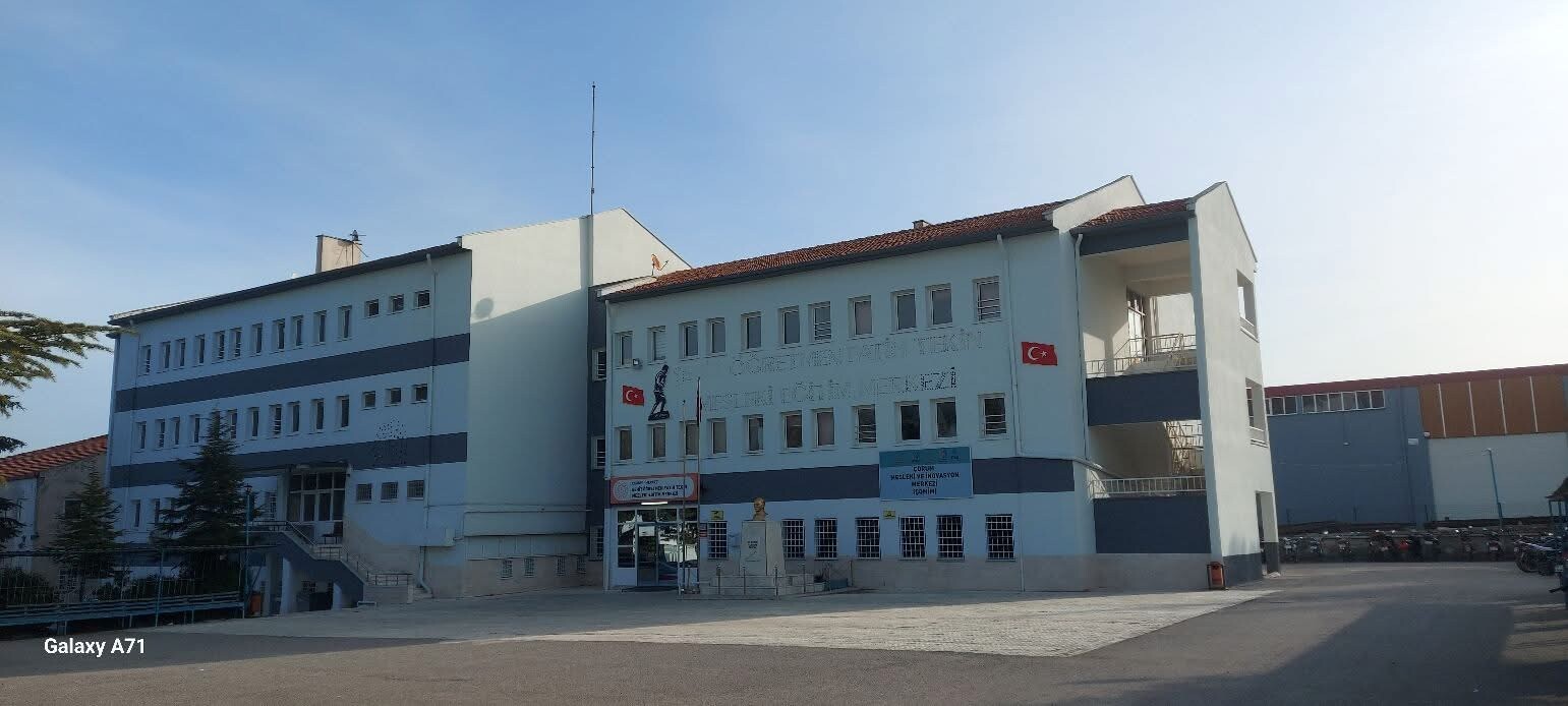 Eğitimde Bıçaklı Dehşet: Okul Odasında Facianın Eşiğinden Dönüldü!