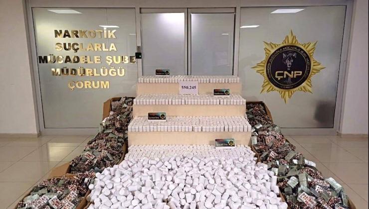 Çorum’da Zehir Tacirlerine Ağır Darbe: Çekici Dolusu 550 Bin Sentetik Ecza Yakalandı!