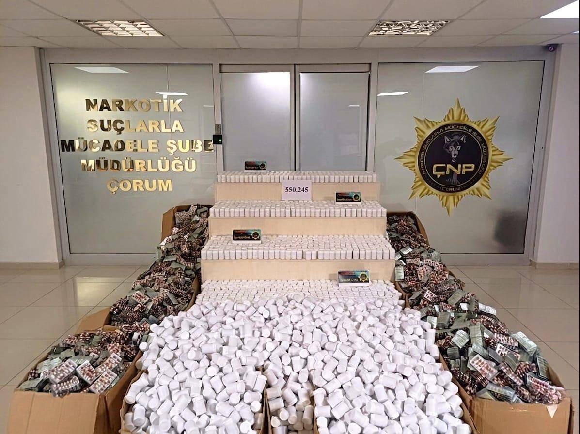 Çorum’da Zehir Tacirlerine Ağır Darbe: Çekici Dolusu 550 Bin Sentetik Ecza Yakalandı!