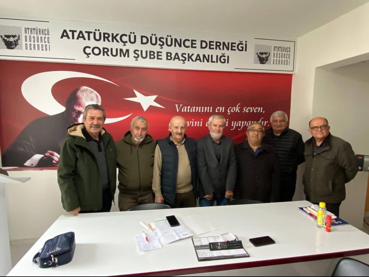 Yarım Asırlık Çınarlar Çorum’da Buluşuyor: Tebeşir Tozundan Dostluğa Uzanan Büyük Vefa!