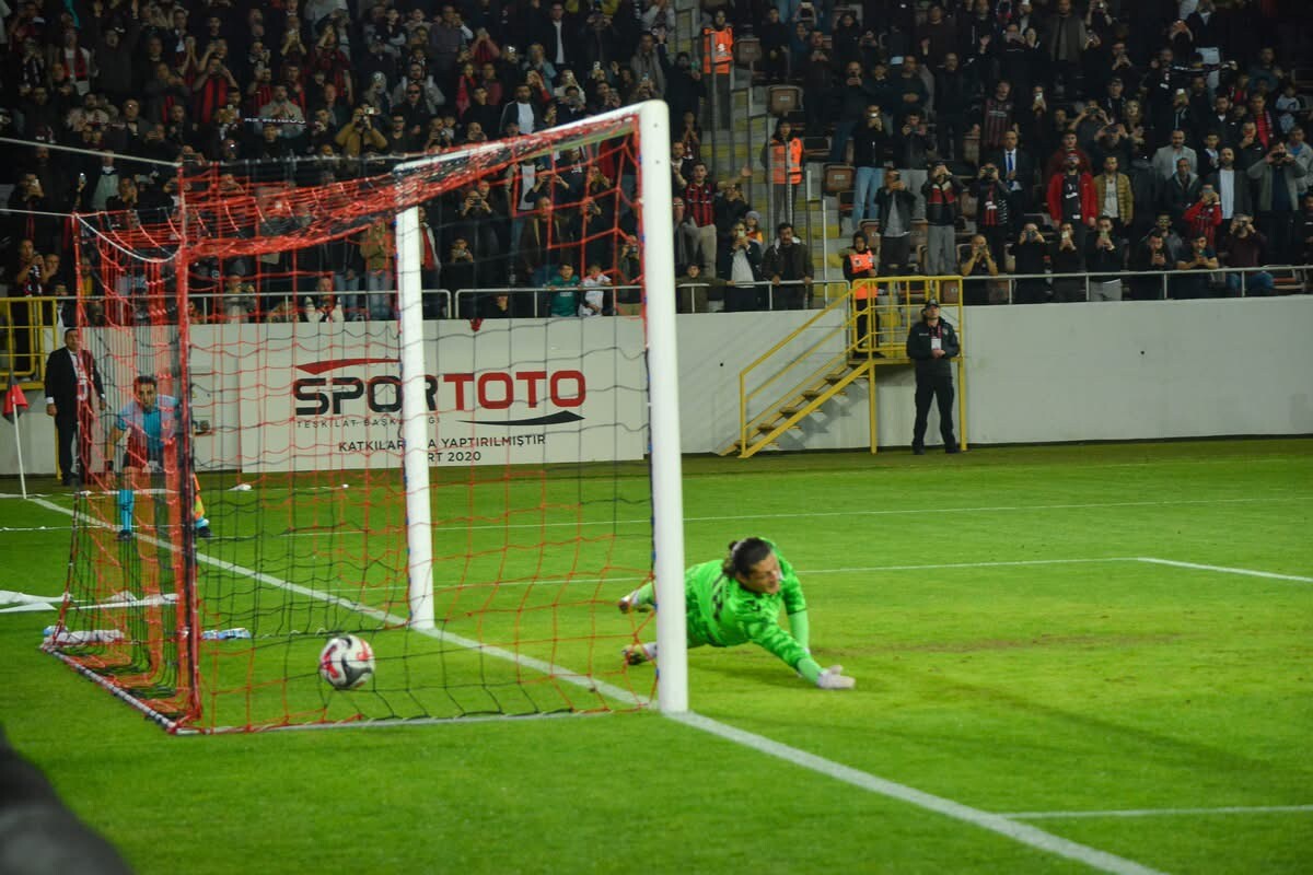 Kırmızı-Siyahlı Fırtına Durdurulamıyor: Çorum FK Adını Yarı Finali Yazdırdı!