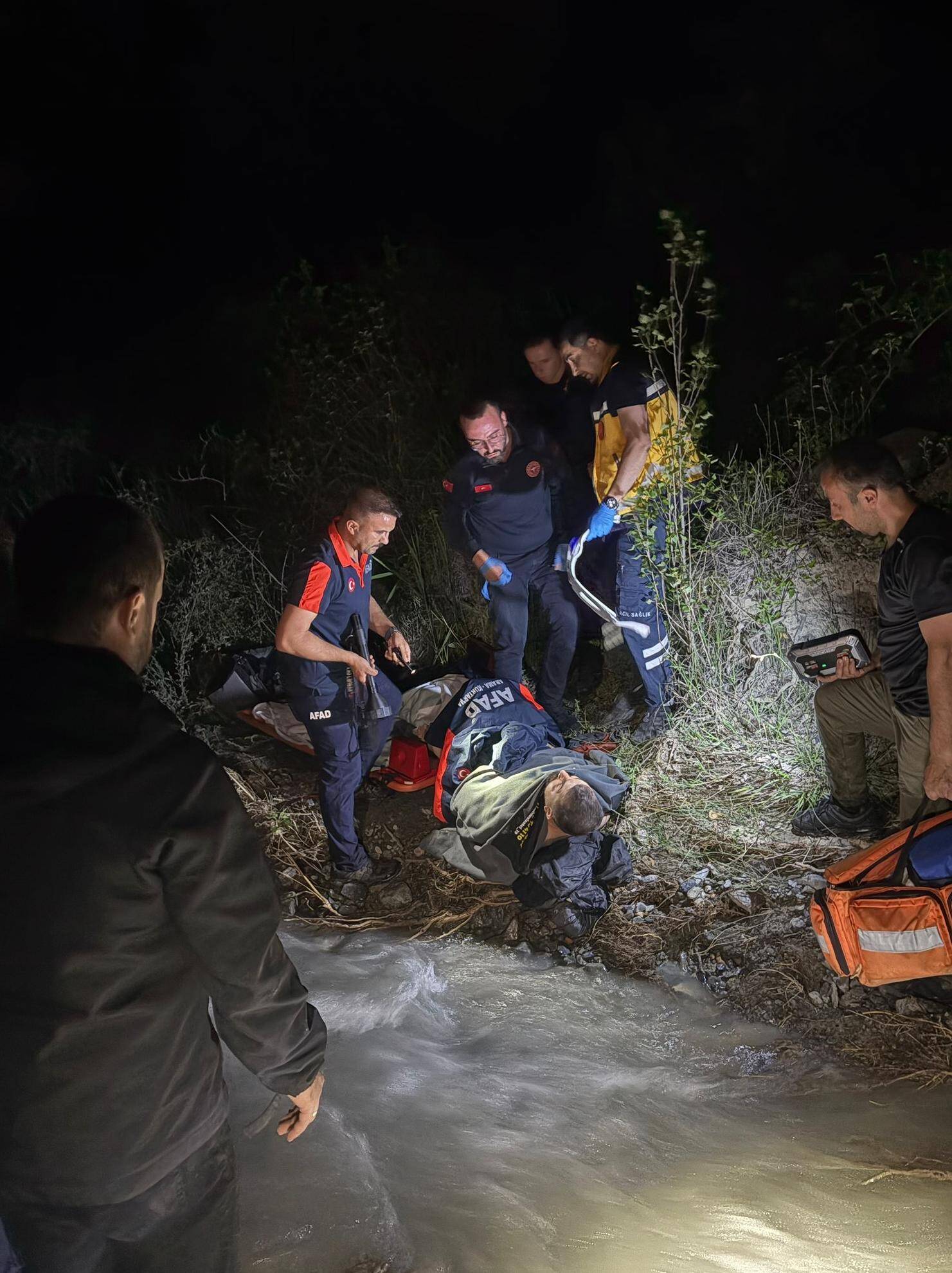 Çatak’ta Yamaç Paraşütü Kazası: Mahsur Kalan Vatandaş Zorlu Operasyonla Kurtarıldı