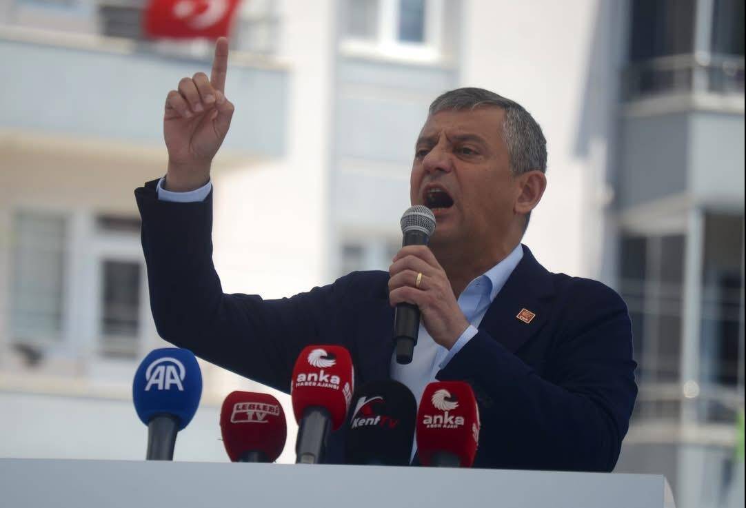 CHP Lideri Özgür Özel’den Çorum’da Sert Çıkış: “Baş Veririm, Baş Eğmem!”