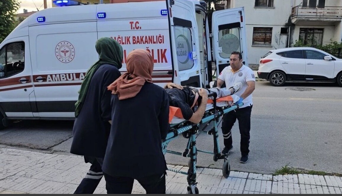 Çorum’da Sokak Ortasında Silahlı Saldırı: Kaçan Şüphelinin Silahı Boş Arsada Bulundu!