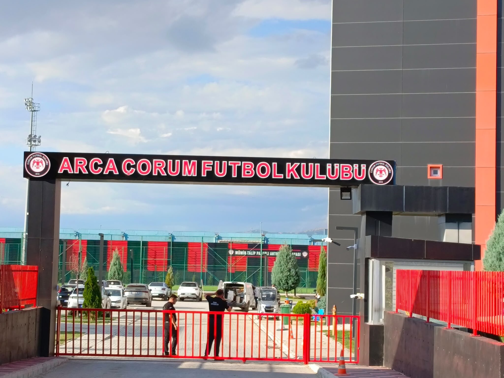 Kürsüde ‘Birlik’ Vaadi, Kapıda Kimlik Barıyeri: Çorum Basını Bu Zulmü Kabul Etmiyor!