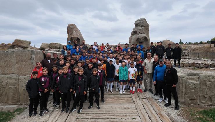 Yeşil Sahadan Binlerce Yıllık Doğa ve Tarih Mirasına: Hitit Cup Minik Sporcuları Alacahöyük’te Buluşturdu