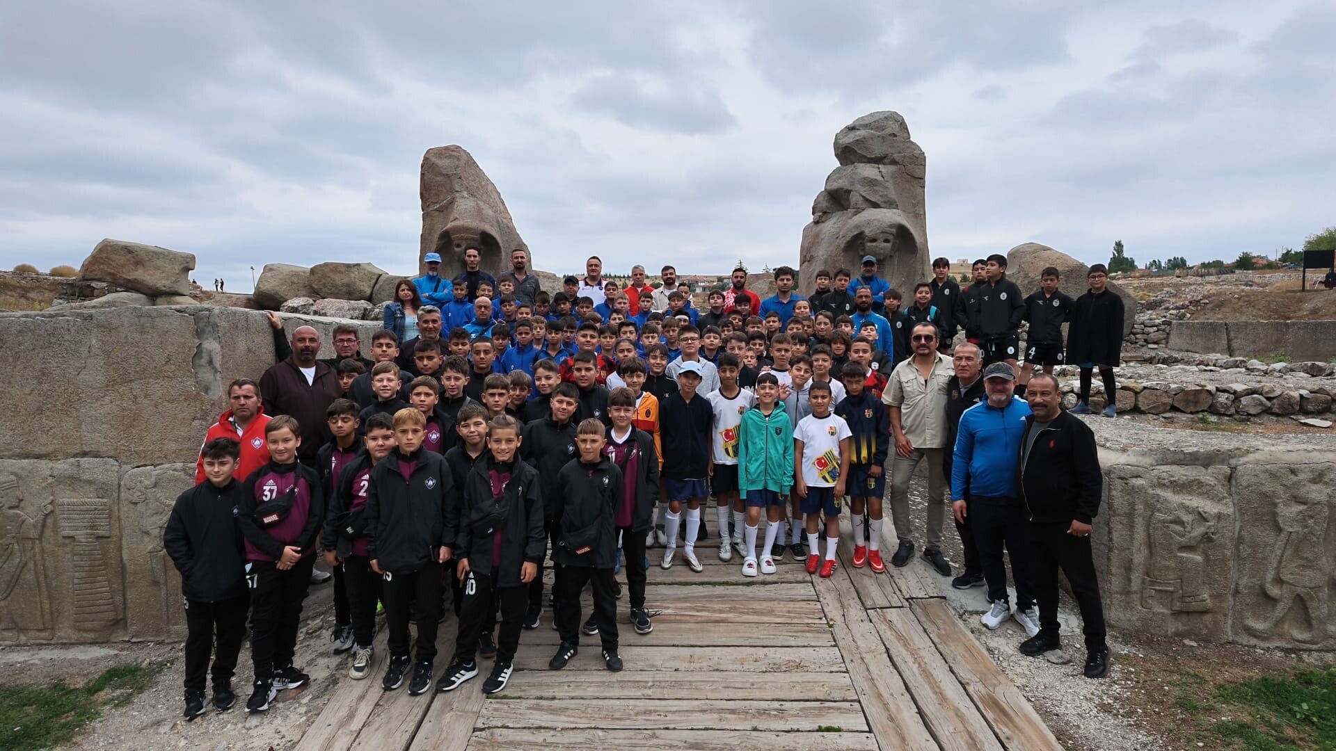 Yeşil Sahadan Binlerce Yıllık Doğa ve Tarih Mirasına: Hitit Cup Minik Sporcuları Alacahöyük’te Buluşturdu