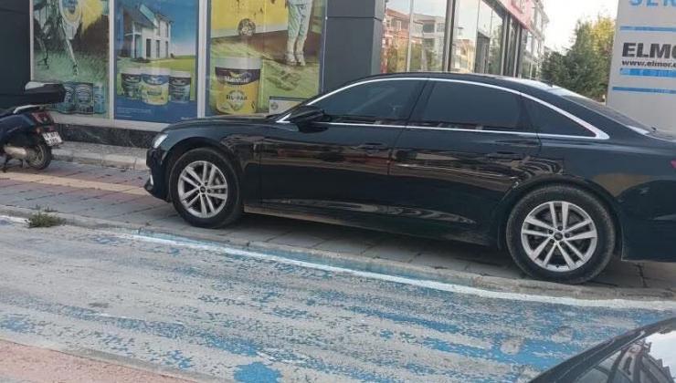Çorum’da “Markaya Özel” Kaldırım İşgali: Görme Engelli Yolu Sadece Audi’lere mi Açık?