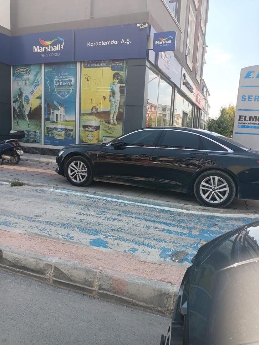 Çorum’da “Markaya Özel” Kaldırım İşgali: Görme Engelli Yolu Sadece Audi’lere mi Açık?