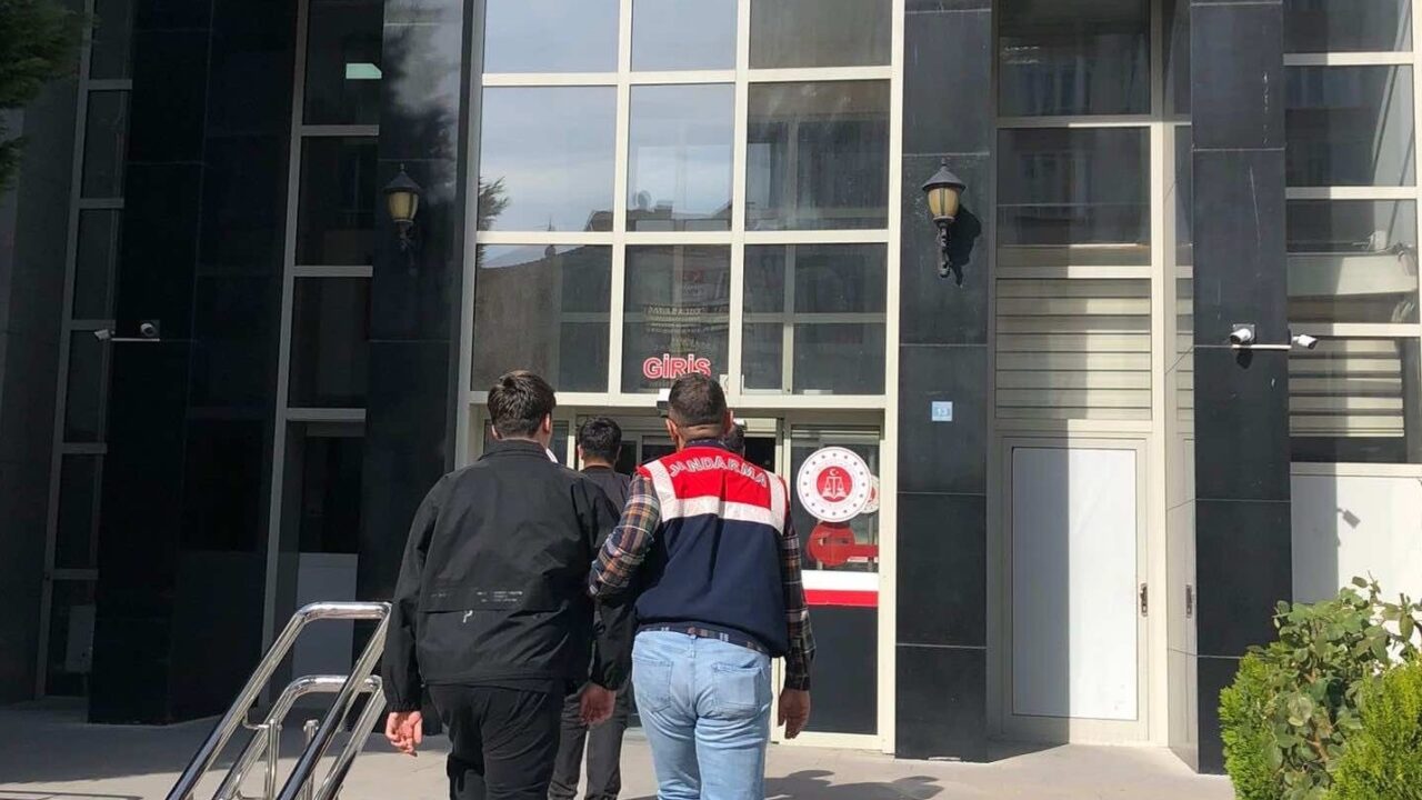 Sanal Hücrelere Jandarma Darbesi: Sosyal Medyada Örgütlenen Yaşı Küçük Şüphelilere Operasyon