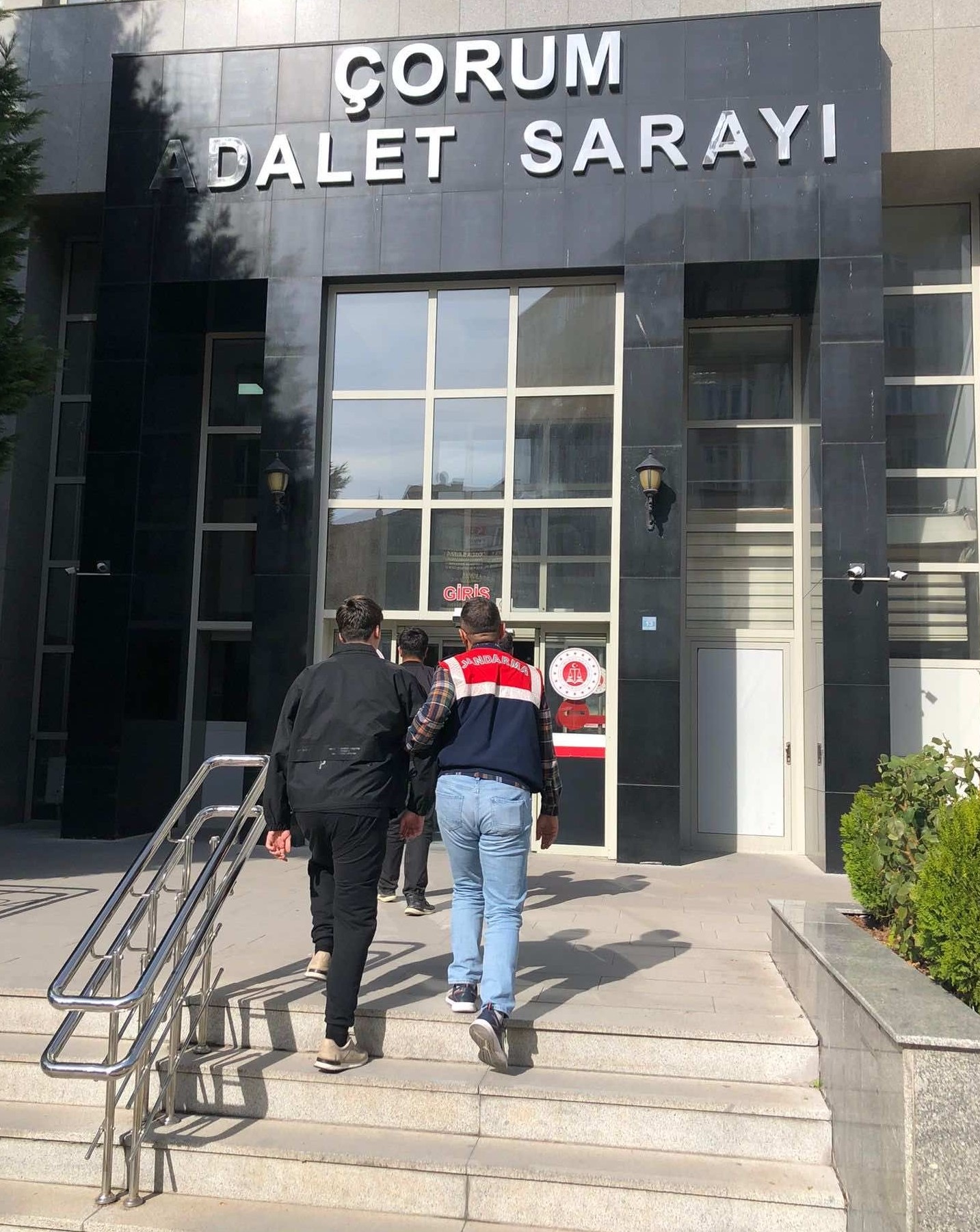Sanal Hücrelere Jandarma Darbesi: Sosyal Medyada Örgütlenen Yaşı Küçük Şüphelilere Operasyon