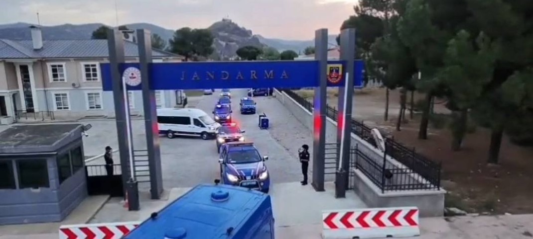 ÇORUM MERKEZLİ DEV BAHİS VE SİBER SUÇ OPERASYONU: 265 MİLYON LİRALIK VURGUNA JANDARMA DARBESİ!