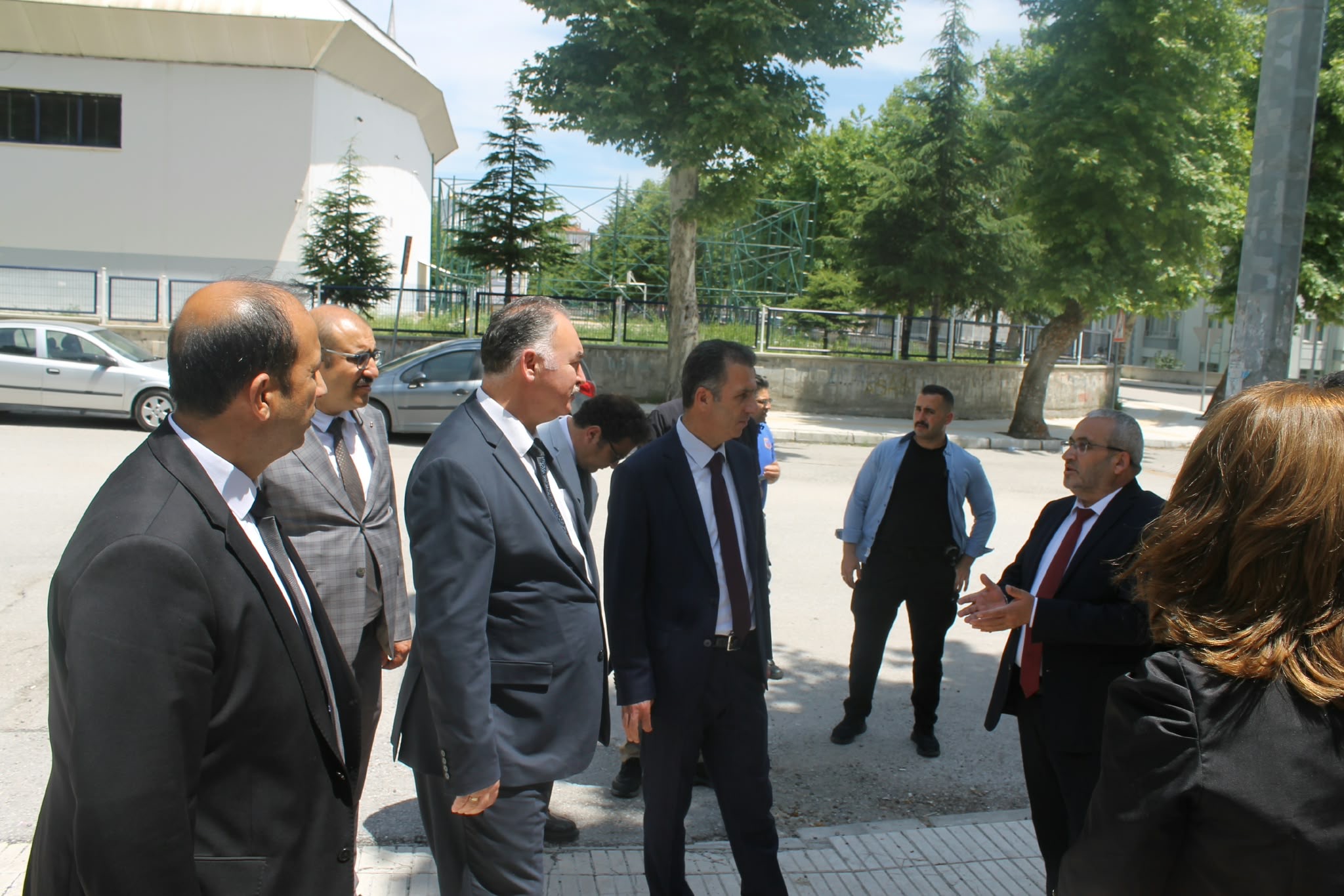 ÇORUM’DA ÖRNEK DAYANIŞMA: DENETİMLİ SERBESTLİK YÜKÜMLÜLERİ HEM İNFAZ EDİYOR HEM TOPLUMA DEĞER KATIYOR
