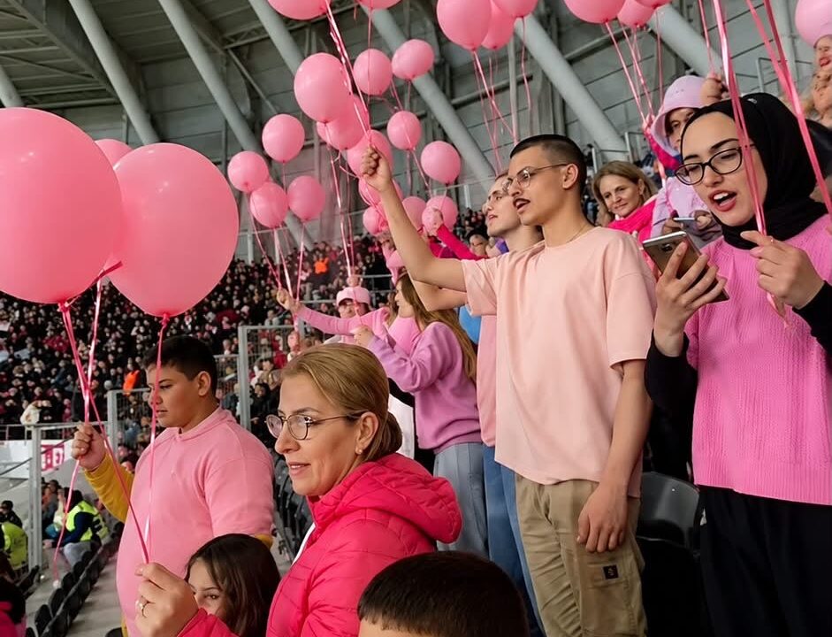 PEMBE ÇORUM 2026 BU KEZ SAHADA: TRİBÜNLER PEMBEYE BÜRÜNDÜ