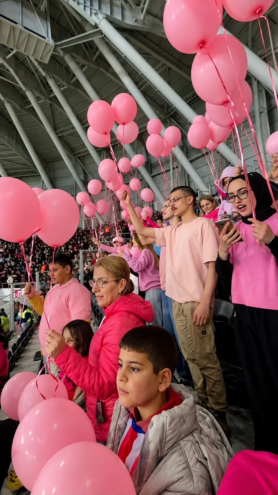 PEMBE ÇORUM 2026 BU KEZ SAHADA: TRİBÜNLER PEMBEYE BÜRÜNDÜ