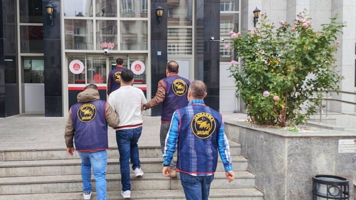 ÇORUM’DA JASAT’TAN KAÇIŞ YOK: HAPİS CEZASI BULUNAN 25 FİRARİ YAKALANDI!