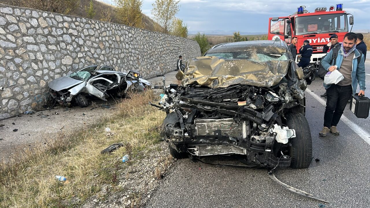 Alaca-Yozgat Yolunda Can Pazarı: İki Araç Çarpıştı, 4 Kişi Hayatını Kaybetti