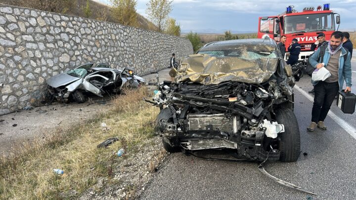 Alaca-Yozgat Yolunda Can Pazarı: İki Araç Çarpıştı, 4 Kişi Hayatını Kaybetti